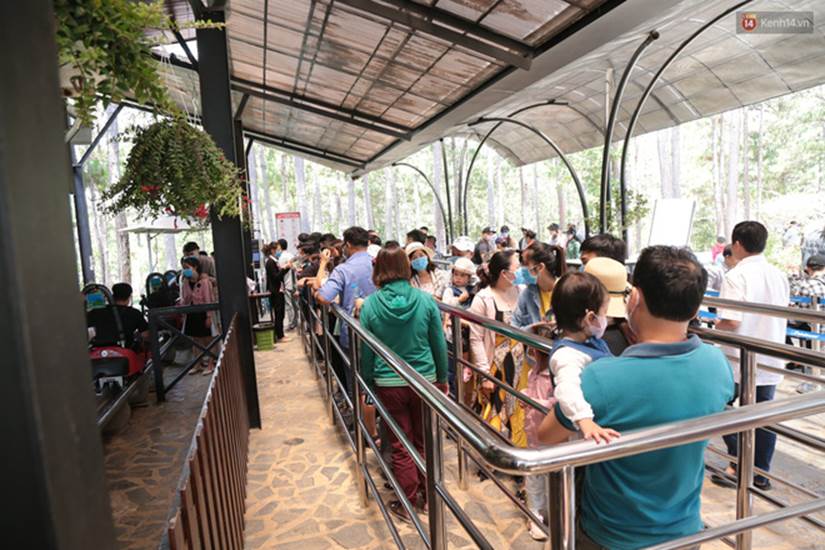 Đà Lạt đông nghịt khách từ sáng 30/4, hàng nghìn người xếp hàng vào các khu du lịch để vui chơi-10