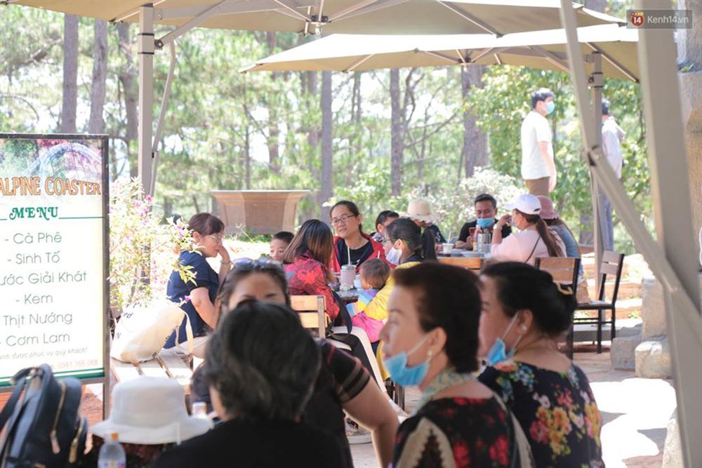 Đà Lạt đông nghịt khách từ sáng 30/4, hàng nghìn người xếp hàng vào các khu du lịch để vui chơi-14