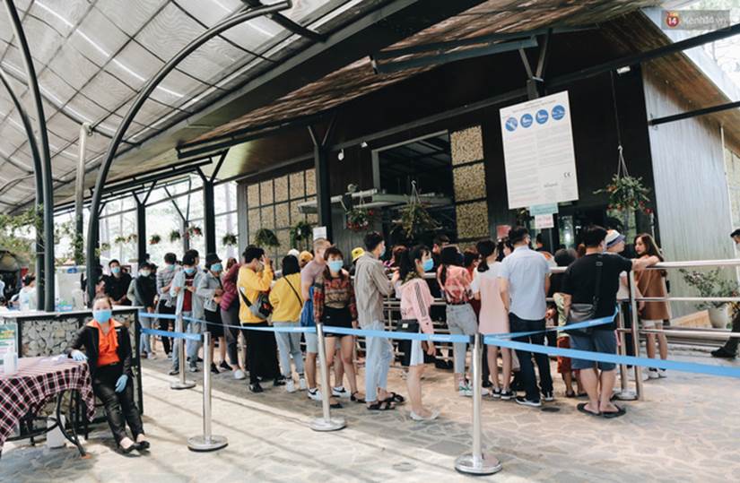 Đà Lạt đông nghịt khách từ sáng 30/4, hàng nghìn người xếp hàng vào các khu du lịch để vui chơi-9