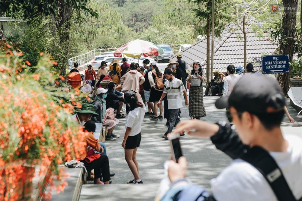 Đà Lạt đông nghịt khách từ sáng 30/4, hàng nghìn người xếp hàng vào các khu du lịch để vui chơi-16