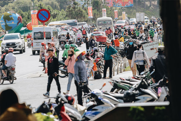 Ảnh: Biển Sầm Sơn ken đặc người vui chơi, tắm biển ngày 30/4-24