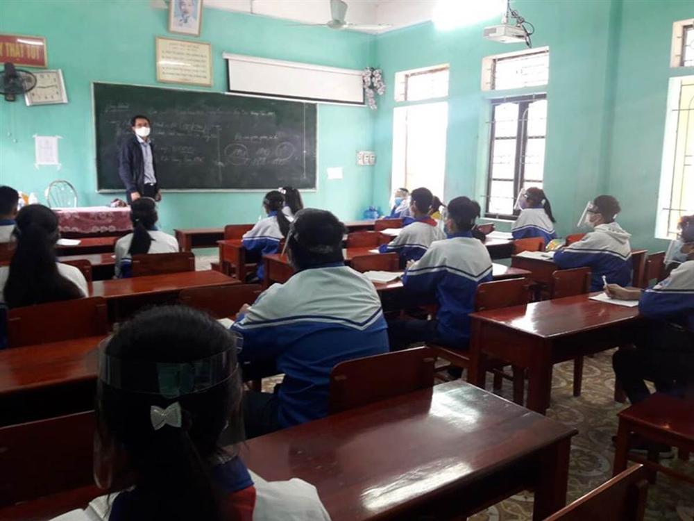 Học sinh trở lại trường nhưng đều mang theo một vật lạ, ai nhìn cũng tức mắt nhưng mục đích thì vô cùng thuyết phục-1