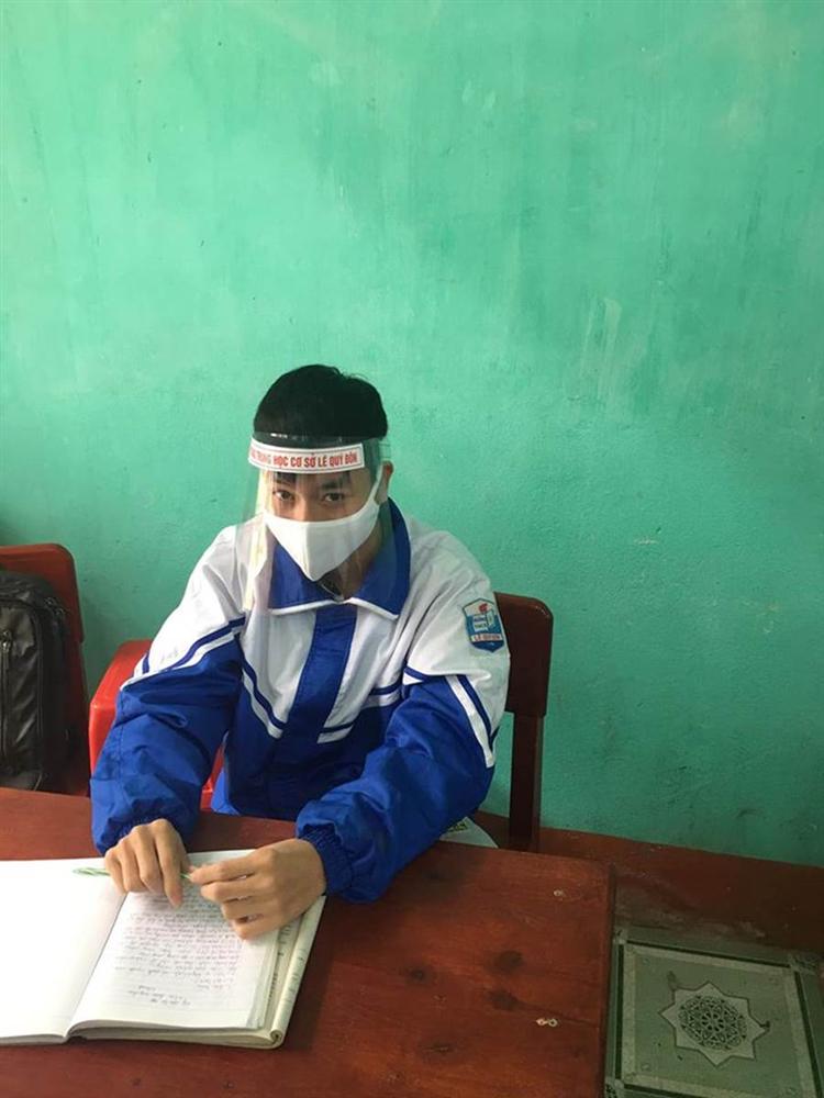 Học sinh trở lại trường nhưng đều mang theo một vật lạ, ai nhìn cũng tức mắt nhưng mục đích thì vô cùng thuyết phục-3