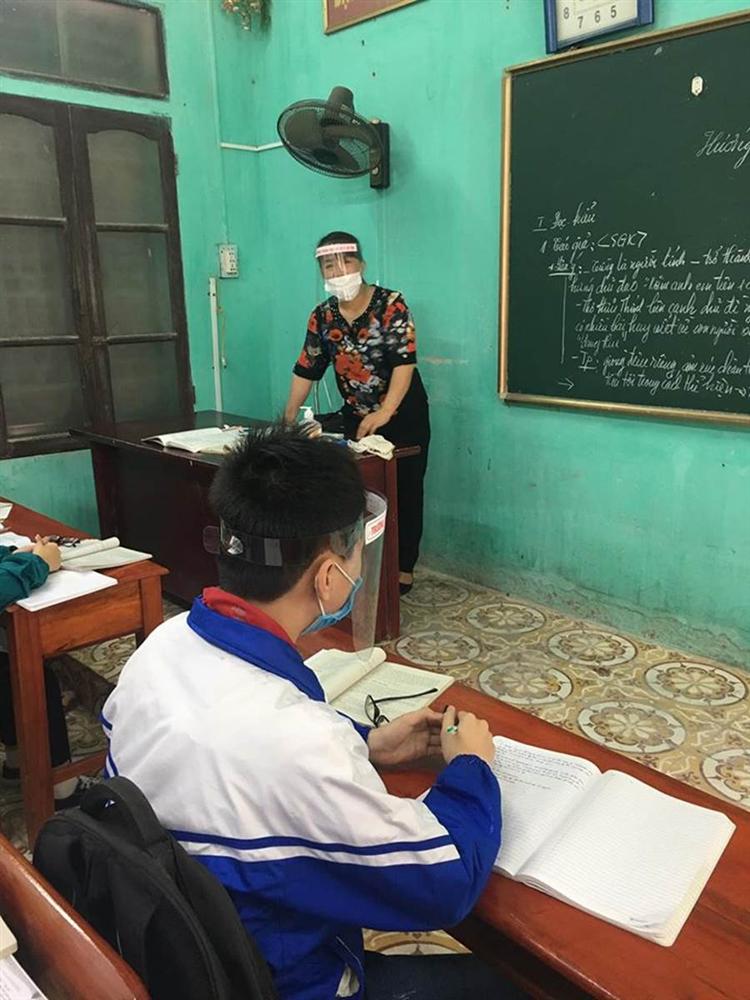 Học sinh trở lại trường nhưng đều mang theo một vật lạ, ai nhìn cũng tức mắt nhưng mục đích thì vô cùng thuyết phục-4