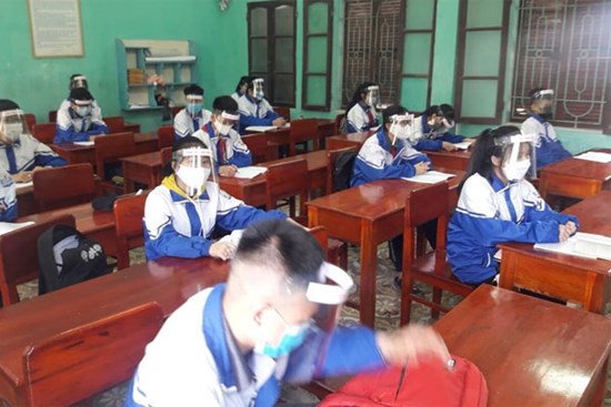 Học sinh trở lại trường nhưng đều mang theo một vật 