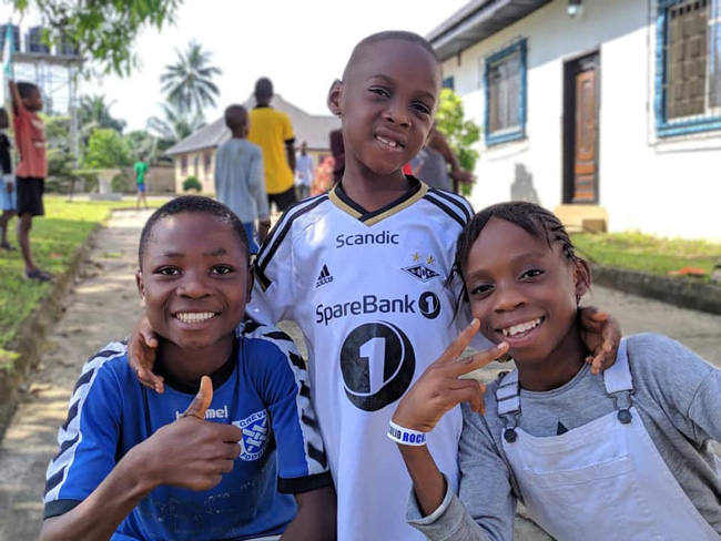 Cậu bé phù thủy da bọc xương, từng bị hắt hủi, suýt chết bên lề đường sau 4 năm giờ đã có cuộc sống khiến ai cũng kinh ngạc-3