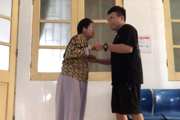 Trưa hè nóng nực, người phụ nữ gục bên lề đường, lý do đằng sau khiến người khác phải bật cười-3