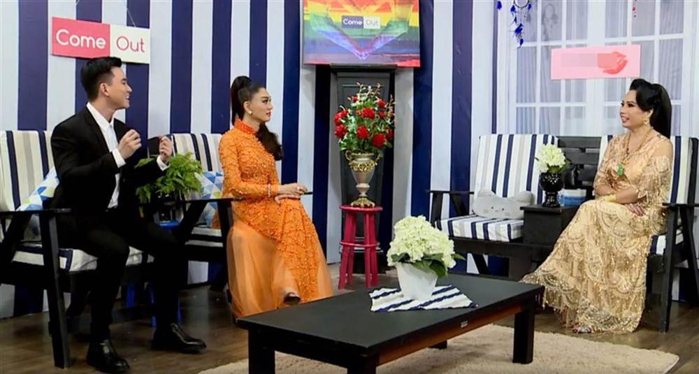 Xôn xao hình ảnh cô Minh Hiếu chuyển giới đeo 20 cây vàng kín người khi tham gia talk show-2