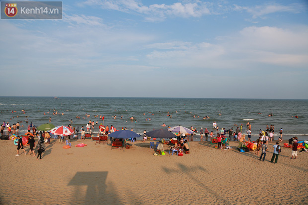 Ảnh: Biển Sầm Sơn ken đặc người vui chơi, tắm biển ngày 30/4-2