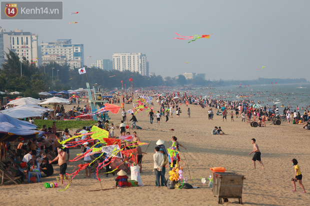 Ảnh: Biển Sầm Sơn ken đặc người vui chơi, tắm biển ngày 30/4-3