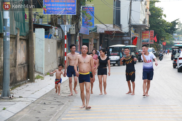 Ảnh: Biển Sầm Sơn ken đặc người vui chơi, tắm biển ngày 30/4-5