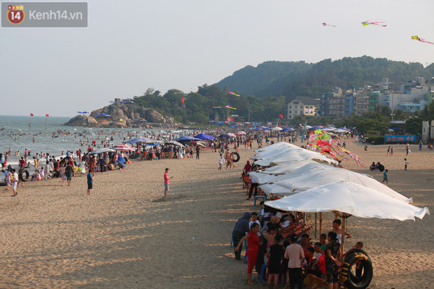 Ảnh: Biển Sầm Sơn ken đặc người vui chơi, tắm biển ngày 30/4-6