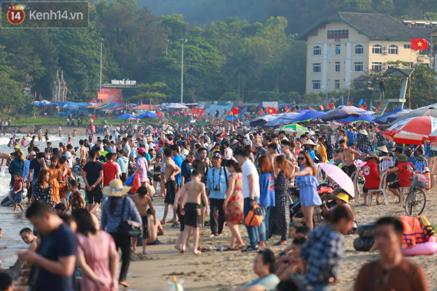 Ảnh: Biển Sầm Sơn ken đặc người vui chơi, tắm biển ngày 30/4-7