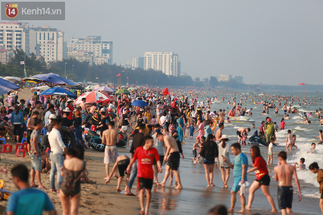 Ảnh: Biển Sầm Sơn ken đặc người vui chơi, tắm biển ngày 30/4-8