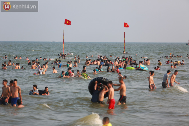 Ảnh: Biển Sầm Sơn ken đặc người vui chơi, tắm biển ngày 30/4-12