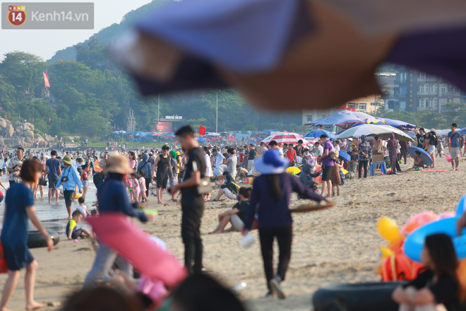 Ảnh: Biển Sầm Sơn ken đặc người vui chơi, tắm biển ngày 30/4-14