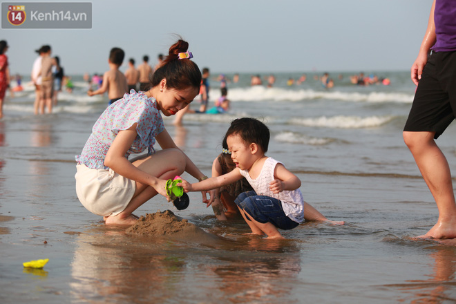 Ảnh: Biển Sầm Sơn ken đặc người vui chơi, tắm biển ngày 30/4-20