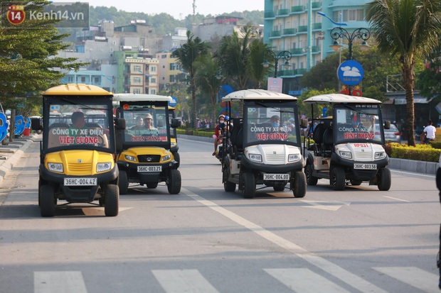 Ảnh: Biển Sầm Sơn ken đặc người vui chơi, tắm biển ngày 30/4-23