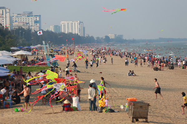 Chợ đêm Đà Lạt đông kinh hoàng, khách du lịch ngồi la liệt để ăn uống dịp nghỉ lễ-14