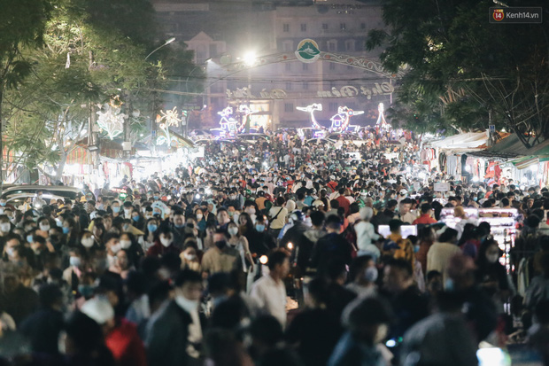 Chợ đêm Đà Lạt đông kinh hoàng, khách du lịch ngồi la liệt để ăn uống dịp nghỉ lễ-5