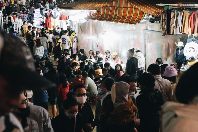 Chợ đêm Đà Lạt đông kinh hoàng, khách du lịch ngồi la liệt để ăn uống dịp nghỉ lễ-8