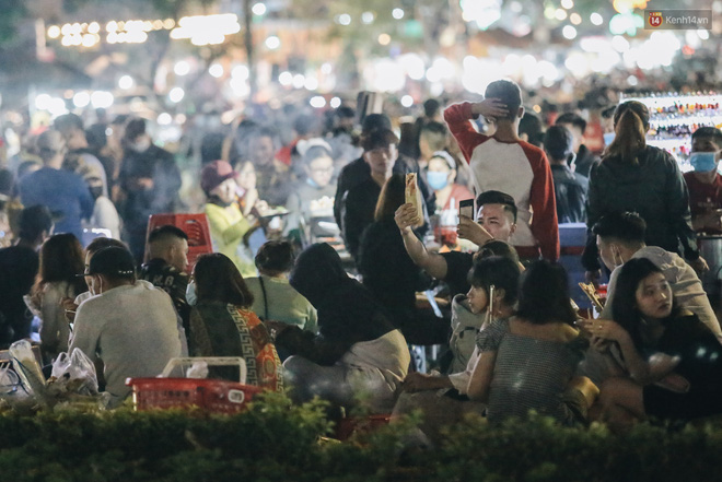 Chợ đêm Đà Lạt đông kinh hoàng, khách du lịch ngồi la liệt để ăn uống dịp nghỉ lễ-9
