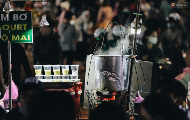 Chợ đêm Đà Lạt đông kinh hoàng, khách du lịch ngồi la liệt để ăn uống dịp nghỉ lễ-10