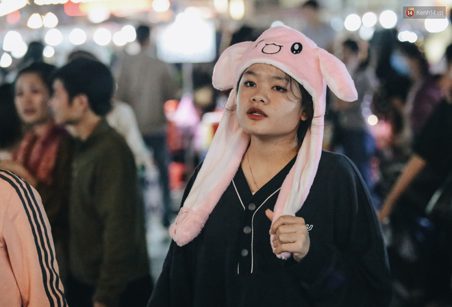 Chợ đêm Đà Lạt đông kinh hoàng, khách du lịch ngồi la liệt để ăn uống dịp nghỉ lễ-12