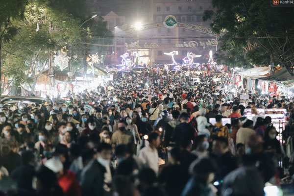 Nghìn người chen nhau tắm biển Đồ Sơn sau chuỗi ngày giãn cách xã hội-12