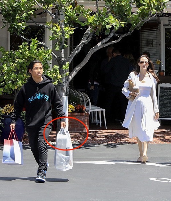 Cậu bé người Việt được Angelina Jolie nhận nuôi ngày ấy - bây giờ: Lột xác từ tính cách đến ngoại hình, luôn được mẹ dặn ghi nhớ 1 điều-10