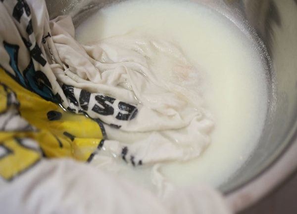 Áo trắng chuyển màu cháo lòng đừng vứt đi, cho sữa vào ngâm trắng tinh như mới-1