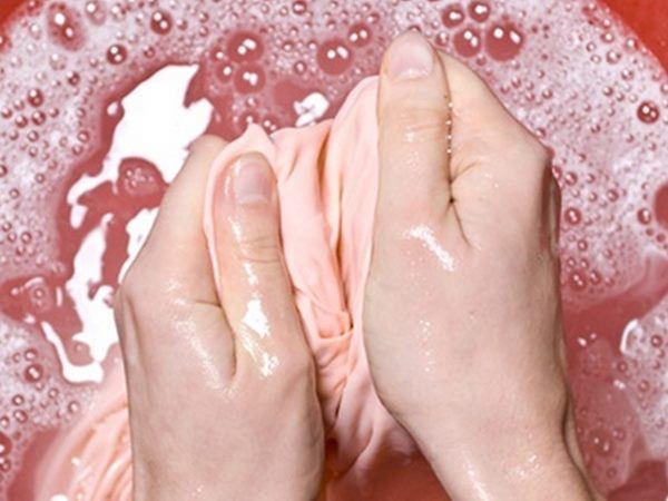 Áo trắng chuyển màu cháo lòng đừng vứt đi, cho sữa vào ngâm trắng tinh như mới-2