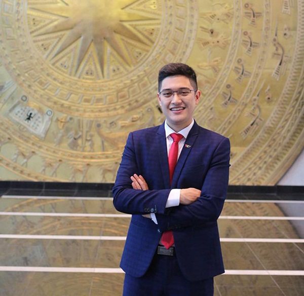 Điều ít biết về BTV nam trẻ tuổi nhất dẫn Thời sự 19h của VTV-4