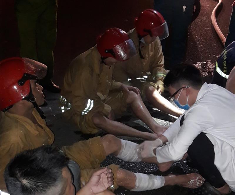 Nhiều lính cứu hỏa bị thương khi chữa cháy trong khu chế xuất Tân Thuận-1