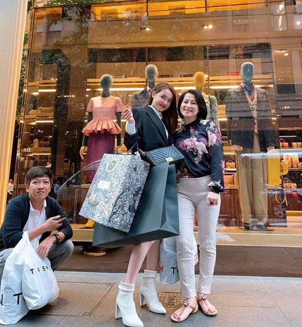 Nhường” Nhã Phương diện đồ hiệu trăm triệu, Trường Giang chỉ diện đồ bình dân nhưng có 1 chi tiết khiến ai cũng ghen tị nổ đom đóm mắt”-7