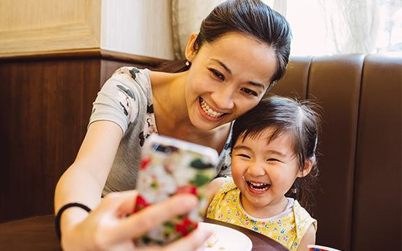 Nếu thường xuyên đăng ảnh con lên Facebook, bố mẹ cần dừng lại ngay bởi chuyện này có thể gây nhiều nguy hại hơn tưởng tượng-1