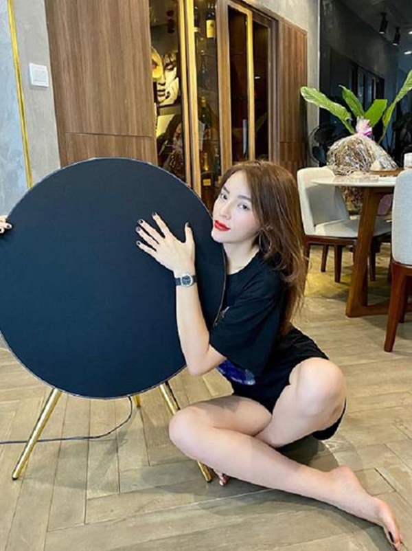 Sau 6 năm đăng quang hoa hậu, Kỳ Duyên vào TP.HCM ở nhà sang chảnh ngập hàng hiệu-3