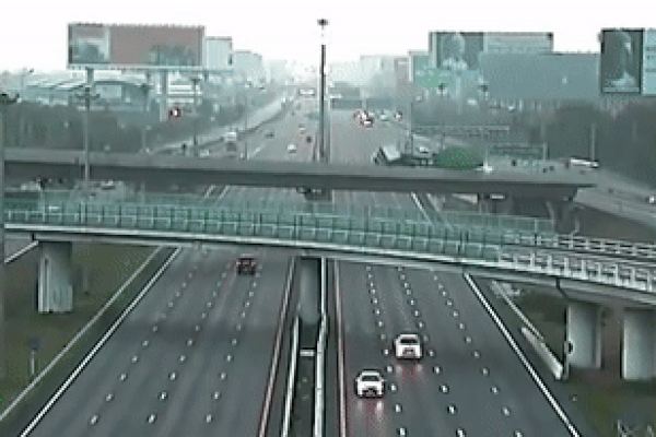 Ôtô điện bất ngờ nổ khi đang sạc gây cháy liên hoàn-1