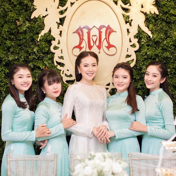 MC Mai Ngọc mặc áo dài lên sóng truyền hình ngày đặc biệt, khiến người ta nhớ đến hình ảnh cô dâu xinh đẹp 4 năm trước-4