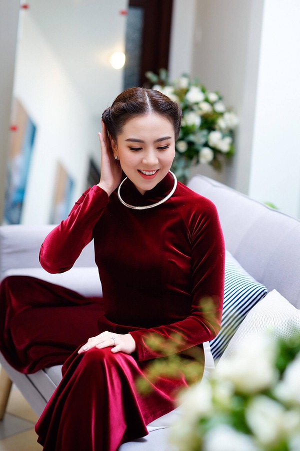 MC Mai Ngọc mặc áo dài lên sóng truyền hình ngày đặc biệt, khiến người ta nhớ đến hình ảnh cô dâu xinh đẹp 4 năm trước-7