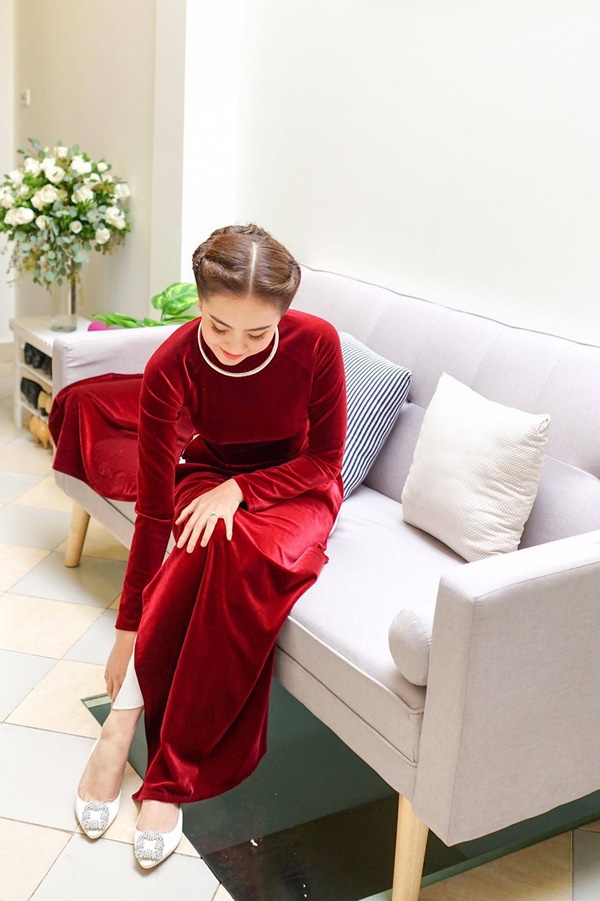 MC Mai Ngọc mặc áo dài lên sóng truyền hình ngày đặc biệt, khiến người ta nhớ đến hình ảnh cô dâu xinh đẹp 4 năm trước-9