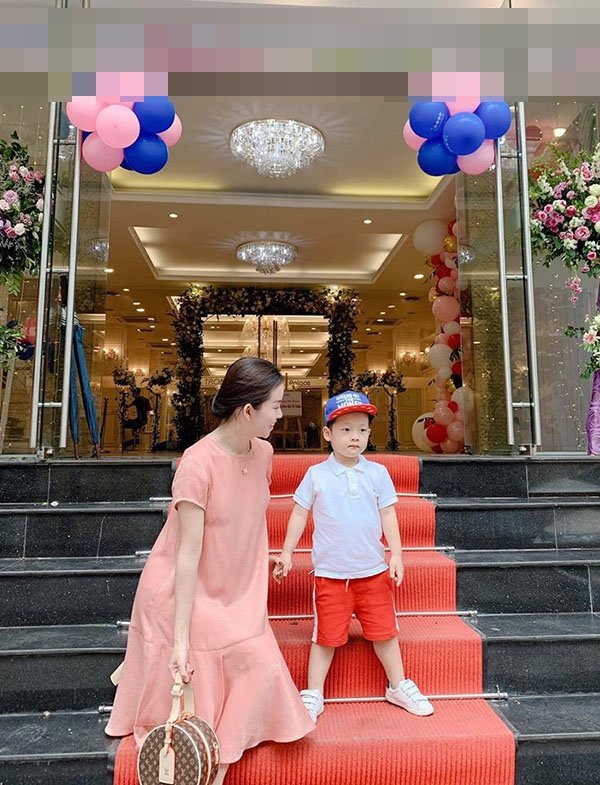 Nuôi con 1 mình, hot mom Ly Kute vẫn khiến bao người ngưỡng mộ khi tậu loạt hàng hiệu cực xịn ngay ngày đầu nghỉ lễ-3