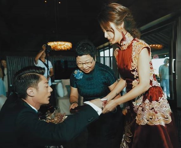 Loạt khoảnh khắc hiếm trong lễ cưới của Lâm Tâm Như - Hoắc Kiến Hoa vừa được tiết lộ, chú rể rưng rưng bên cô dâu-4