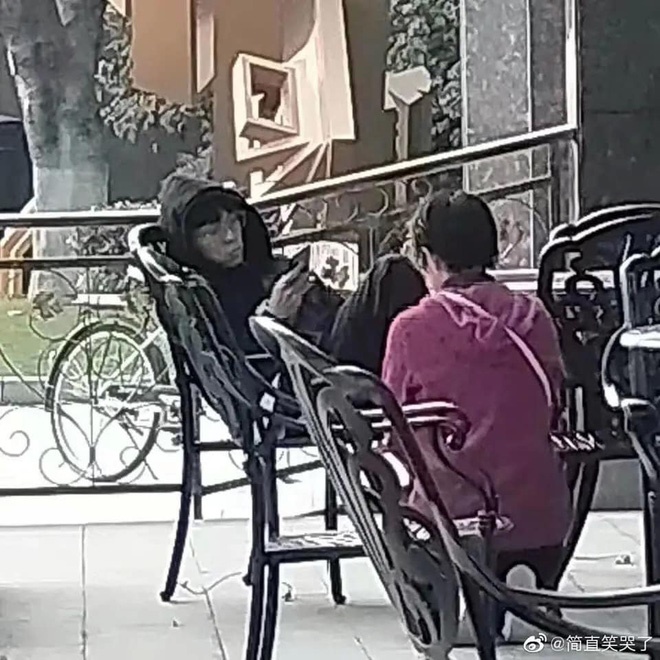 Xôn xao hình ảnh người mẹ quỳ trước mặt nam sinh 1 tiếng để cầu xin cậu đi học, thái độ của chàng trai này càng gây phẫn nộ-2