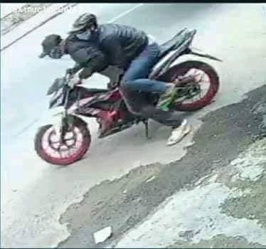 Hai thanh niên dùng búa, mã tấu và bình xịt hơi cay cướp tiệm vàng ở Sài Gòn-1