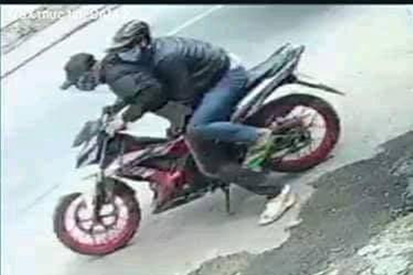Người đàn ông bị kẻ cướp siết cổ, cướp túi xách ở Ấn Độ-1