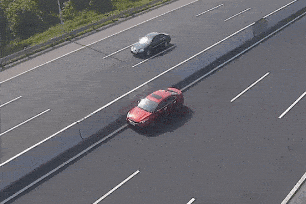 Xe con tìm mọi cách đi ngược chiều dù bị xe tải chặn đầu, nhắc nhở-1