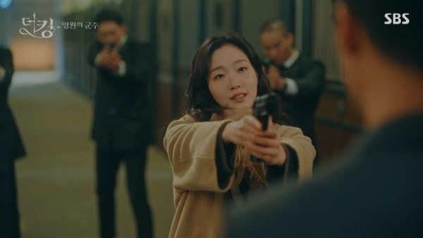 Quân vương bất diệt tập 5: Được Lee Min Ho hôn môi nhưng sao đôi mắt Kim Go Eun lại mở trừng trừng vô cảm thế kia-1