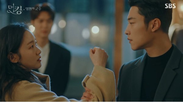 Quân vương bất diệt tập 5: Được Lee Min Ho hôn môi nhưng sao đôi mắt Kim Go Eun lại mở trừng trừng vô cảm thế kia-2