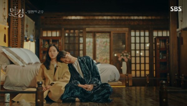 Quân vương bất diệt tập 5: Được Lee Min Ho hôn môi nhưng sao đôi mắt Kim Go Eun lại mở trừng trừng vô cảm thế kia-3